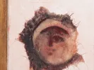 SKU IB04589, œuvre média mix de Georges Bahgoury dans un cadre en bois doré, montrant un visage abstrait aux tons chauds.