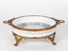 قطعة وسط طاولة من Sèvres، SKU IB04674، وعاء خزفي أبيض مطلي مع حواف برونزية وقاعدة بأرجل على شكل مخالب.