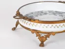 قطعة وسط طاولة من Sèvres، SKU IB04674، وعاء من خزف أبيض مطلي مع إطار من برونز مذهب وقاعدة بأرجل على شكل مخالب.