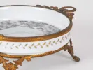 قطعة وسط طاولة من Sèvres، SKU IB04674، وعاء من خزف أبيض مطلي بحافة من برونز مذهّب وقاعدة بأرجل على شكل مخالب، لقطة مقرّبة.