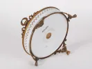 قطعة وسط طاولة من Sèvres، SKU IB04674، من خزف أبيض مطلي مع حليات من البرونز المذهب وقاعدة بأرجل مخلبية، معروضة من الأسفل.
