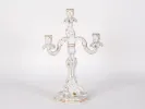 شمعدان بأربع فروع من Meissen Porcelain، SKU IB04684، من الخزف الأبيض والمذهب بطراز روكاي مع زخارف زهرية على خلفية بيضاء.