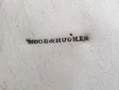 طقم شاي من الفضة الإسترليني Wood & Hughes، SKU IB04739، لقطة مقرّبة لعلامة الصانع المختومة على السطح الفضي.