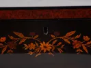 IB05017 : gros plan d’une ancienne boîte en bois de loupe avec marqueterie florale et trou de serrure, couvercle ouvrant visible.