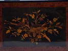 IB05017 : ancienne boîte en placage de bois de loupe avec marqueterie de nids d’oiseaux et décor floral, vue du panneau.