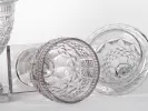 زوج من drاجير الحلوى بغطاء من بلور باكارا، SKU IB05040، بتفاصيل محفورة ومحببة على قاعدة مربعة.