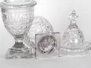 باكارا IB05040 زوج من انائين الحلوى بغطائين من بلور محفور ومحبحب على قواعد مربعة.