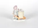 Sculpture en porcelaine d’un jeune enfant avec une charrette et un panier, Allemagne, fin XIXe siècle, SKU IB05062.