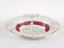 مركز طاولة من Meissen Porcelain، SKU IB05357، وعاء خزفي أبيض وخمري مخرم مع زخرفة زهور مذهبة.