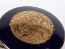 Bonbonnière Limoges Porcelain, SKU IB05361, ronde bleu cobalt avec couvercle doré et scène hellénistique.