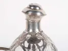 SKU IB05374 : service à whisky Dimple monté en argent massif, gros plan sur le col de la bouteille et l’armature florale.