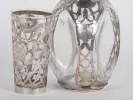 IB05374 Service Dimple en verre et argent massif, avec bouteille et verre long à décor ajouré floral en argent.