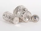 IB05374 Service à whisky Dimple en verre et argent massif avec bouteille et six verres longs, montrant des pièces en verre montées argent sur fond blanc.