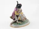 IB05534 Groupe en porcelaine de Dresde, figurine allemande du 19e siècle représentant un couple galant assis sur un socle peint.