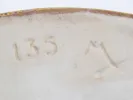 Groupe en porcelaine de Dresde, XIXe siècle, IB05534, dessous avec glaçure usée et marque imprimée visible.
