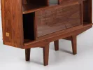 Vitrine Wewood Face to Face, SKU IB05609, en bois de noyer, avec design double face et pieds fuselés, vue rapprochée.