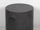 طاولة إضافية Hanbel، SKU IB05635، طاولة دائرية من خزف صناعي رمادي مع فتحة مقبض ظاهرة.