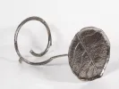 طاولة جانبية منحوتة من Hanbel بمعدن مطلي بالكروم، سطح بشكل ورقة وقاعدة منحنية، SKU IB05642.