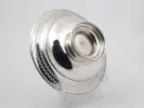 Coupe Barker & Ellis en métal argenté sur piédouche, gravée et ajourée, vue par dessous, SKU IB05817.