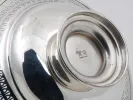 Coupe Barker & Ellis en métal argenté sur piédouche, vue du dessous avec base gravée et bord ajouré, SKU IB05817.