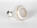 Flacon à parfum Henry Matthews, SKU IB05851, vu couché, en cristal à overlay blanc et doré avec bouchon en argent décoré.
