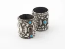 Deux timbales en argent massif incrustées de turquoise, SKU IB05901.
