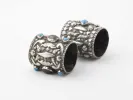 IB05901 : Deux timbales en argent massif incrustées de turquoise, photographiées sur fond blanc.