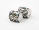 SKU IB05901 : deux timbales en argent massif incrustées de turquoise, sur fond blanc.