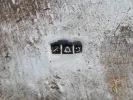 IB05901 : gros plan d’un poinçon sur une timbale en argent massif à incrustation de turquoise.