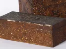 IB05929 طقم مكتب من الخشب المطلي والمذهب بطراز Renaissance، يظهر صندوق مزخرف في المقدمة وعلبة مزينة خلفه.