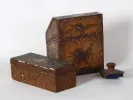 طقم مكتب Renaissance، IB05929: صندوق مزخرف من الخشب المطلي والمذهب، مع نشافة حبر وصندوق مراسلات، على خلفية بيضاء.