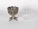 WMF Silver IB05937: كأس على ركيزة من المعدن المطلي بالفضة بزخرفة نباتية، وبجانبه وعاء زجاجي شفاف منفصل.