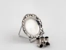 IB05987 Service miniature en argent massif avec plateau, broc et quatre petits verres sur support.