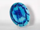 SKU IB06036 : plat en céramique bleue glaçurée avec décor abstrait bleu foncé, présenté sur un support.