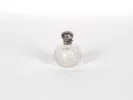 IB06179 زجاجة عطر فيكتورية من البلور المحفور مع سدادة من الفضة الاسترليني وجسم كروي متعدد الأوجه.