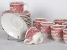 طقم قهوة من البورسلان Villeroy & Boch، SKU IB06221، بنقشة زهور وردية؛ أكواب وأطباق تقديم مرتبة ومكدسة.