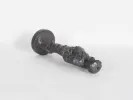 IB06428, sculpture en bronze de Victor Szczblewski « Le Mousse Siffleur », montrée couchée sur le côté avec une petite figure et une base ronde.