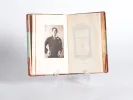 كتاب مفتوح بغلاف جلدي بعنوان "The Writings of Oscar Wilde - De Profondis" مع صورة أوسكار وايلد؛ SKU IB06440.