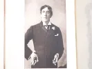 كتاب The Writings of Oscar Wilde، IB06440، يظهر صورة بورتريه لأوسكار وايلد داخل طبعة موحدة مغلفة بالجلد.
