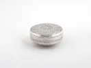 علبة مستديرة بغطاء من الفضة الاسترليني مزخرفة بكتابات وخطوط عربية وزخارف نباتية، SKU IB06471.