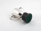 IB06530 كأس إنكليزي من الفضة الاسترليني ذو قبضتين، ظاهر مائلاً على قاعدته الخشبية مع دمغات واضحة.