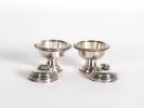 Paire de salerons couverts en argent massif, style ottoman, sur fond blanc. SKU IB06544.