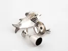 IB06555 : trois pièces en argent massif sur fond blanc, dont un centre en forme de poisson, un calice et une tasse ottomane.