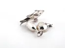 IB06555 : trois pièces en argent massif sur fond blanc, dont un centre en forme de poisson, un calice et une tasse ottomane.