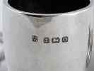 IB06555 : gros plan d’un calice ou gobelet en argent massif rayé, avec poinçons visibles.