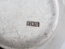 IB06555 : gros plan d’une pièce en argent rayée avec trois poinçons à l’intérieur, correspondant au lot d’argent massif décrit.