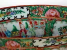 Bol chinois en porcelaine de Canton, décoré de personnages et de fleurs, avec socle en bois, SKU IB06674.