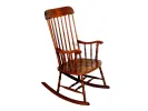 IB06684 fauteuil à bascule Windsor en noyer massif, vu de profil avec dossier à barreaux et patins courbes.