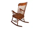 SKU IB06684 : fauteuil à bascule Windsor en noyer massif, vu en trois-quarts sur fond blanc.
