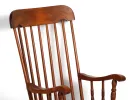SKU IB06684 : fauteuil à bascule Windsor en noyer massif, vu en gros plan avec dossier à barreaux et accoudoirs courbes.